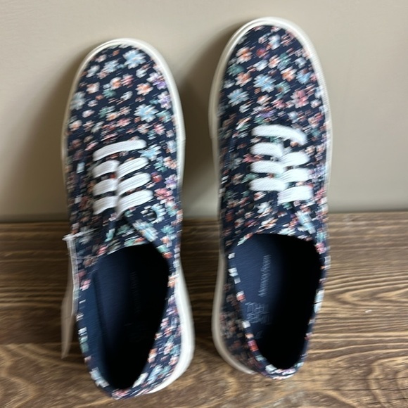 Time & tru size 7 new with tag memory foam  flowers on them - Picture 3 of 5